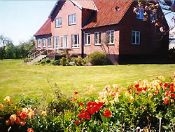 <b>privat Sommerhus og feriehus udlejning på syd Bornholm </b>
- Dejlig ferielejlighed på 50 kvm i naturskønne omgivelser -
4 km til stranden Boderne
2 km til Aakirkeby -
50 m til bus
Der er kombineret stue og køkken med mikroovn komfur køleskab samt TV og radio.
1 værelse med boksmadras
1 værelse med 2 enkelte senge.
Badeværelse med bruseniche.
Dejlig stor have med havemøbler grill bålplads gynge og sandkasse. <b>privat Sommerhus og feriehus udlejning på syd Bornholm </b>
- Hundsalegaard