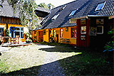 Bornholm: Folkemøde overnatning Sommerhus, Feriehus, Hotel, Pension
- SOLDALEN ligger lidt gemt, men centralt på Nordbornholm. Der er 6 km til tre sider til vandet.
I alt 8 hyggelige ferielejligheder/huse, landsbyagtigt placeret i vores store have, indbyder
til FERIE PÅ LANDET. Ro og oplevelser for hele familien midt i den særlige bornholmske natur.
Børnene oplever spændende feriedage på Soldalen bor der blandt andet får, ænder, høns, geder, kaniner, kat og vores gårdhund Asta. Bornholm: Folkemøde overnatning Sommerhus, Feriehus, Hotel, Pension
- Soldalen