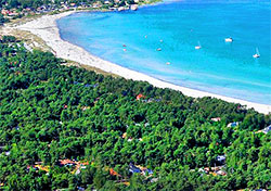 Camping, Familiecamping, campingplads, Campingpladser - Bornholm
- Balkastrand Familiecamping ligger direkte (50m) ud til Bornholms mest børnevenlige sandstrand med det flotteste hvide sand og turkisfarvede vand og ved eksotiske Snogebæk by. Campingpladsen ligger unikt som udgangspunkt for aktiv ferie, wind-surfing, cykel- og traveture, fiskeri. Stranden har lav vanddybde, ren sandbund og er i højsæsonen under opsyn af livreddere.
På stranden vil du Opleve masser af aktiviteter, beachvolley, leje vandcykler, både, kajakker samt windsurfing udstyr.
Gå af strandstien 300m til idylliske eksotiske Snogebæk by med Ø-havn, minigolf, antikviteter, restaurationer, økologisk is, Kjærstrup Chokolade, glaspusterier, røgerier, restaurationer, cafe og indkøb.
Nyd jeres ferieophold med fred, ro og den gode atmosfære på campingpladsen.
Vi ønsker jer et godt campingophold hos os på Bornholm og vil hjælpe jer med, at komme hjem med en masse gode ferieoplevelse. Camping, Familiecamping, campingplads, Campingpladser - Bornholm
- Balka Strand Familiecamping