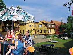Bornholm: Folkemøde overnatning Sommerhus, Feriehus, Hotel, Pension
- Grethas Pension og lejlighedshotel er et familiedrevet foretagende, hvor det primære drejer sig om den hyggelige og nære kontakt.
Beliggenheden i det naturskønne område Nordbornholm, nærmere betegnet i byen Sandvig, betyder at De som gæst, har perfekte muligheder for trave-, cykel-, badeture og lignende.
Vore 60 sengepladser er placeret i store, lyse og moderne indrettede værelser/lejligheder, hvoraf alle har Dusch, Toilet og Køkken, køleskab, kaffemaskine, kogeplader,service samt gratis WiFi. Bornholm: Folkemøde overnatning Sommerhus, Feriehus, Hotel, Pension
- Grethas Pension