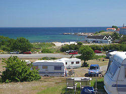 Med sin nærmest tropiske vegetation og sandstrande mellem stejle klippevægge, er det som om det smukkeste fra Bornholm er samlet tæt på Sannes Familiecamping ved.