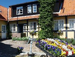billig ferie i sommerhus, ferielejlighed ved
- Velkommen til Pension Slægtsgaarden, som er en charmerende bindingsværksgård med flotte værelser, alle med bad og toilet.
Slægtsgaarden er et hyggeligt familie drevet hotel med 29 velholdte, pæne værelser – ALLE med eget bad og toilet.
Tv & internet på alle værelser
Central placering billig ferie i sommerhus, ferielejlighed ved
- Pension Slægtsgården