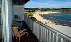 Bornholm: Folkemøde overnatning Sommerhus, Feriehus, Hotel, Pension
- Badebyen Sandvig er ét af Bornholms mest søgte feriemål. Direkte ved Sandvigs skønne, lille badestrand ligger Strandpromenaden, og bygningen af samme navn, der består af 16 ejerlejligheder. Lejligheden ligger i øverste etage i rolige omgivelser ved den nyrenoverede Strandpromenade.
68 m2 + møbleret balkon. Entré, opholdstue med panoramavindue. Parabol – TV, DVD, musikanlæg og WIFI. Udgang til stor, møbleret balkon med udsigt over hele Sandvig strand og havn samt Hammerknuden. Flot, veludstyret køkken med bl.a. elkomfur, opvaskemaskine, mikroovn, kaffemaskine m.m. 2 soveværelser med i alt 4 box-senge. Badeværelse med gulvvarme, douche, toilet, føn. Gratis WIFI.
Kælder med fælles møntvaskeri. Husdyr er ikke tilladt. Tobaksrygning er kun tilladt på balkonen. Bornholm: Folkemøde overnatning Sommerhus, Feriehus, Hotel, Pension
- Strandpromenaden