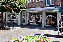 Shop - shopping - Butikker - Forretninger ! - Helsekosten er stedet hvor naturens produkter er i højsde.
Vi har et ønske om at fremme udbredelsen af økologiske/naturlige og rene
kvalitetsprodukter, uden parabener, hormonforstyrrende stoffer og anden kemi,
og gøre dette til et naturligt valg.
Vi har et bredt udvalg i bl. a fødevare, urteteer, kosttilskud og
hudplejeprodukter.
Da butikken ligger på solskinsøen Bornholm ønsker vi også at være med til at
fremme salget af de økologiske lokal produceret produkter.
Vi fåre et bredt udvalg.
Det du ikke finder i vores varesortiment bestiller vi hjem med et smil. Shop - shopping - Butikker - Forretninger ! - Helsekosten