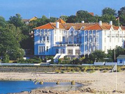 Bornholm: Folkemøde overnatning Sommerhus, Feriehus, Hotel, Pension
- bornholmferiehuse ønsker dig velkomme
Hvis du ønsker naturoplevelse udover det sædvanlige, hvor du bor direkte på klipperne højt placeret i første række og få meter fra havet, har vi et forslag til den kræsne lejer.
Lejligheden har 41 kvm. balkonterasser hele vejen rundt om lejligheden, som betyder, at du kan opholde dig i solen hele dagen hvis det er det du ønsker. Med uforhindret panoramaudsigt langs kysten til Hammerknuden til venstre for dig, til Gudhjem til højre for dig og til Christians Ø lige frem. Samtidig har du fornøjelse af, at kunne nyde alle de spændende sejlbåde og skibe store som små, som sejler forbi. Farvandet ud fra Hammerknuden er det 3. mest besejlede trafikområde i verden, så der er hele tiden noget at se på og følge med i. Bornholm: Folkemøde overnatning Sommerhus, Feriehus, Hotel, Pension
- Bornholmferiehuse