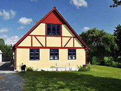 Ferie Bornholm Overnatning i Sommerhus, Hotel & Pensio
- I noget af Danmarks smukkeste natur på Bornholm ligger Dyrstensholm.
Lejligheden ligger i meget rolige og landlige omgivelser, med dejlige klippepartier og mange lækroge.
På grunden er der en dejlig udsigt over åbne markarealer og til udkanten af Almindingen storskov.
Der er vej direkte til et udbredt stisystem i skovarealerne. Ferie Bornholm Overnatning i Sommerhus, Hotel & Pensio
- Dyrstensholm