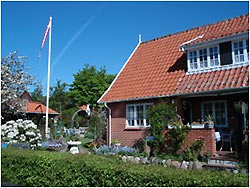 Bornholm: Folkemøde overnatning Sommerhus, Feriehus, Hotel, Pension
- Lige syd for Gudhjem er der et idyllisk fiskerleje Melsted. Dejlig badestrand, lille havn her kan du nyde roen og stilheden. Gå afstand til Gudhjem af en meget smuk klippe sti.
Værelset er indrettet med køleskab adgang til kaffemaskine.
Adgang til en dejlig have.
Fri internet og fjernsyn på værelser Bornholm: Folkemøde overnatning Sommerhus, Feriehus, Hotel, Pension
- Bed & Breakfast i Melsted