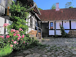 billig ferie i sommerhus, ferielejlighed ved
- Spændende ferie tilbud til aktiv og afstressende ferie Ideelt for svømning, dykning, lystfiskeri, havkajak, vandreture, motionsjogging, cykelture mm. -og kun 1 km fra Rø golfbane, der måske er Danmarks smukkeste og bedste golfbane.
Skærmet for uvedkommende af klipper og skov, i den skønneste bugt ved Helligdoms klipperne, findes denne uspolerede perle af et feriested. Da bugten ligger godt for de fleste vinde er klimaet endnu bedre her end normalt for Bornholm. Her er solrigt, lunt og fredeligt.
billig ferie i sommerhus, ferielejlighed ved
- Baadstad-Strand ferielejligheder