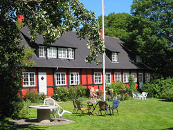 billig ferie i sommerhus, ferielejlighed ved
- Velkommen til Gyldensgård. På Gyldensgård tilbyder vi et ferieophold midt i den dejlige bornholmske natur. Nyd nattergalens sang i skoven udenfor vinduerne og åens rislen i de lune sommeraftener. Her er masser af frisk luft, fred og ro, men samtidig ligger vi tæt på flere af de idylliske byer.
På hjemmesiden kan du finde information om vore ferielejligheder, fælles faciliteter og gården. Desuden kan du finde inspiration til hvad Bornholm kan tilbyde - den smukke natur og forskellige spændende aktiviteter for børn og voksne. billig ferie i sommerhus, ferielejlighed ved
- Gyldensgård