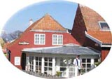 overnatning i Hotel - Hoteller - Midt i det maritime Allinge pĺ nordbornholm ligger Hotel Allinge. Den typiske bornholmske bindingsvćrksgĺrd fra 1600 tallet med sine renoverede tilbygninger danner den perfekte ramme for jeres ophold pĺ Bornholm - 678 overnatning i Hotel - Hoteller - Hotel Allinge