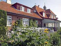 Hotel-pension Langebjerg er kendt for en personlig præget service og hyggelig atmosfære. Bygningen er den gamle stationsbygning fra jernbanen mellem Sandvig og Rønne, indrettet med velmonterede værelser, alle med centralvarme, dusch/WC, spisestue med TV. Morgenkomplet 8 - 930 og middag som vor mor lavede den tilbydes lejlighedsvis i togstationens gamle ventesal. Der er udsigt over havet samt til Hammerens mægtige granitfjeld, et meget naturskønt område, der hæver sig fra dalen med Hammersøen mod sydøst. Fra hotelpensionen er der udsigt over havet og til Hammerens mægtige granitfjeld, et enestående område, der indbyder til traveture i en storslået natur. Stor solrig have på 4000 m2 med solterrasse, liggestole og grill står til gæsternes disposition. - 709 overnatning i Hotel - Hoteller - 709